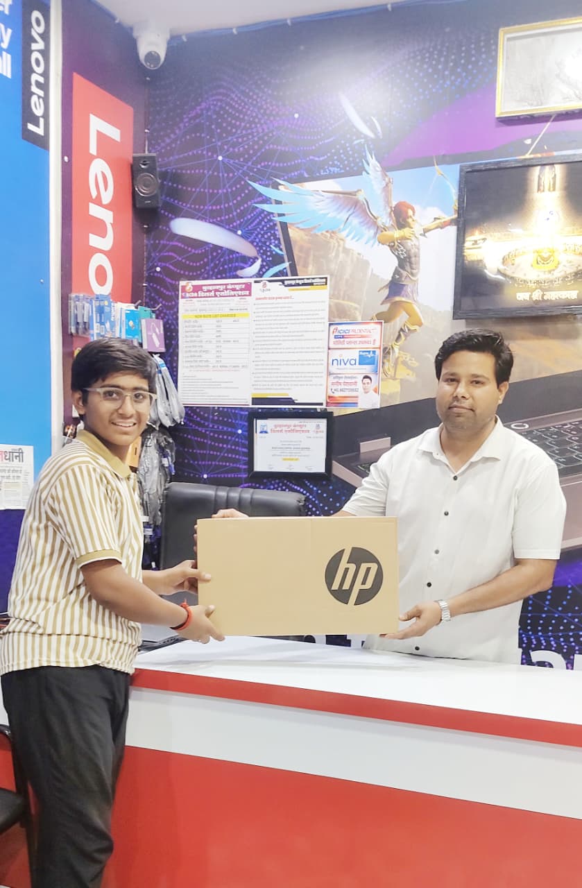 Happy customer with HP laptop at Tathastu Infotech
